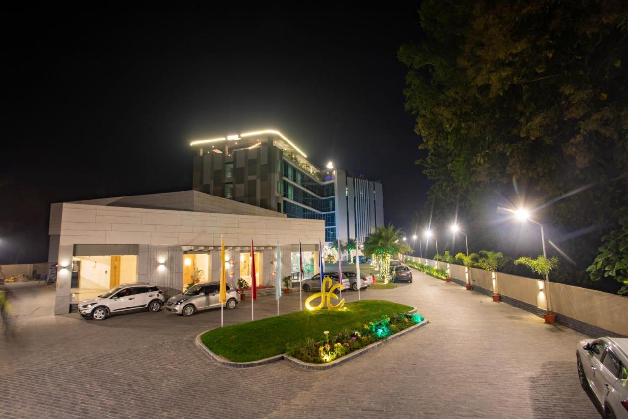 Hotel Siraichuli Читван Экстерьер фото